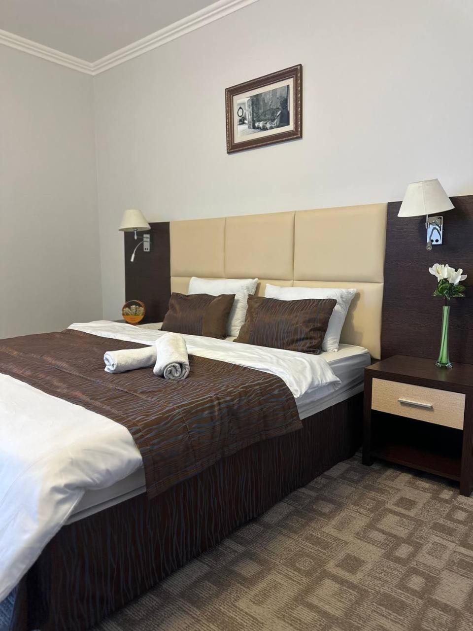 Tanzharyk Hotel Aqtöbe Esterno foto