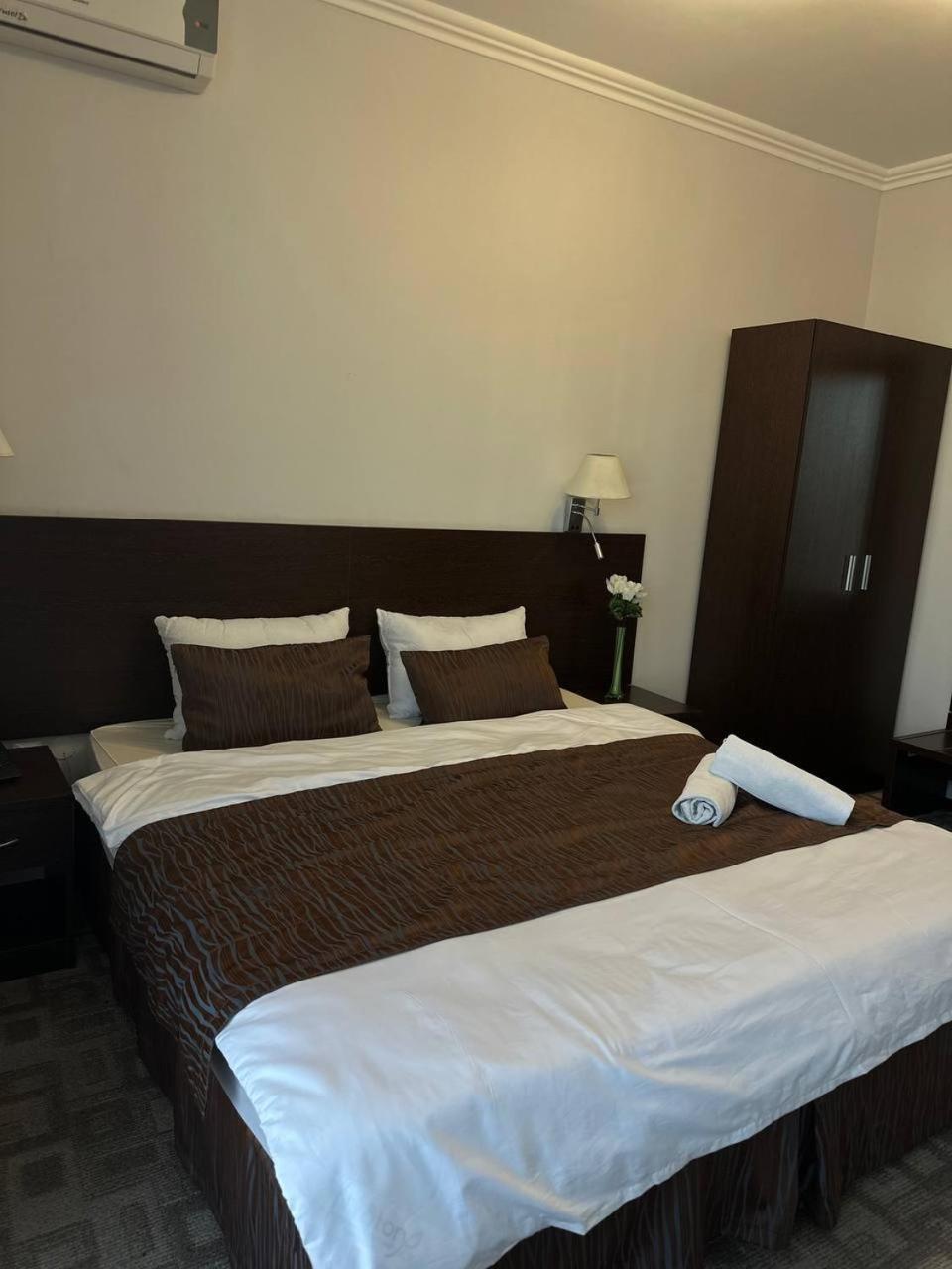 Tanzharyk Hotel Aqtöbe Esterno foto