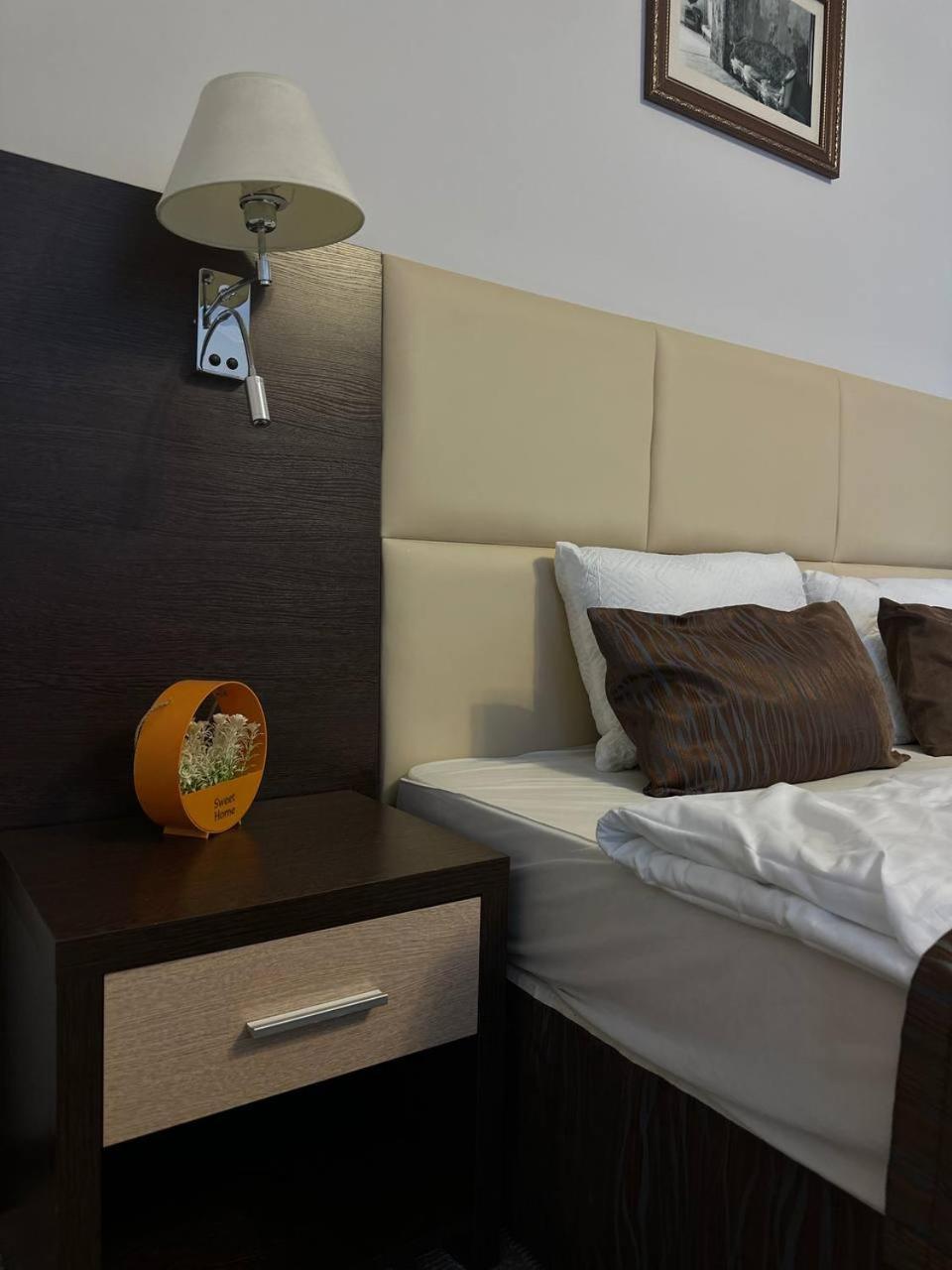 Tanzharyk Hotel Aqtöbe Esterno foto
