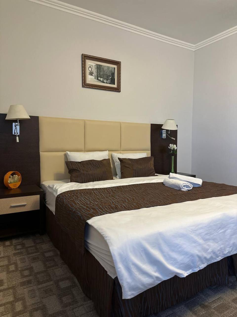 Tanzharyk Hotel Aqtöbe Esterno foto