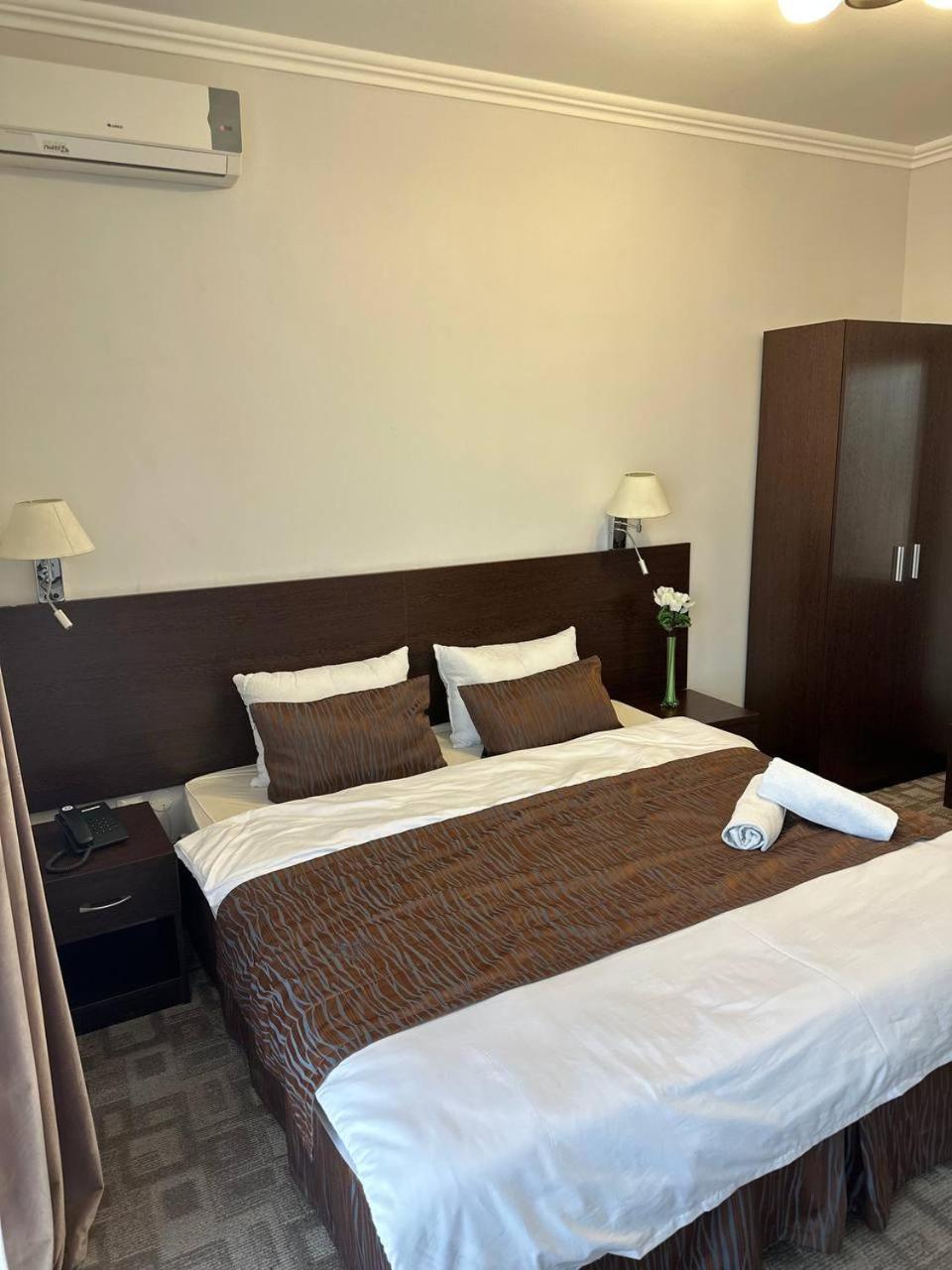Tanzharyk Hotel Aqtöbe Esterno foto