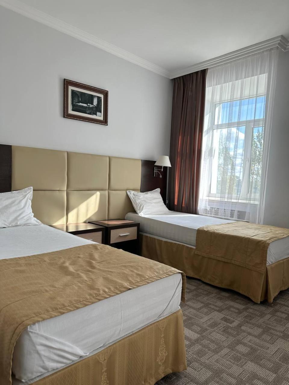 Tanzharyk Hotel Aqtöbe Esterno foto